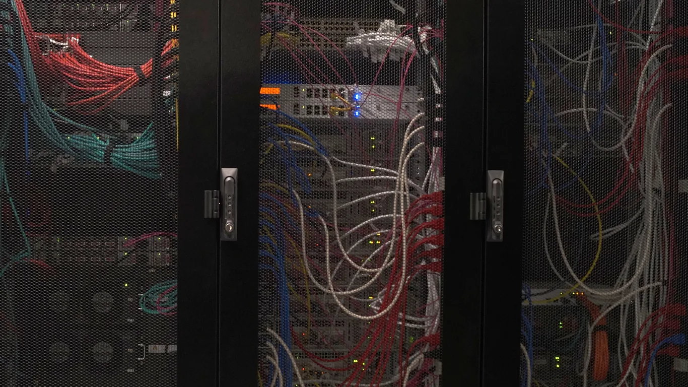 Network cabling for Premium Dedicated Server - location FRA4 nLighten